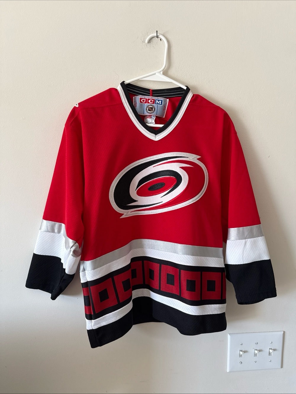 Boy’s CCM Carolina Hurricanes Official NHL Jersey Sz Youth L/XL - Red RARE